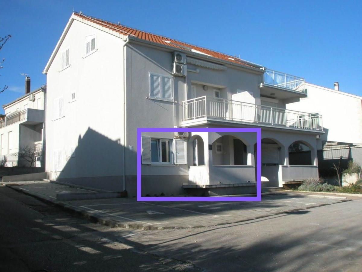 Violet Red Yellow Apartments - Housity