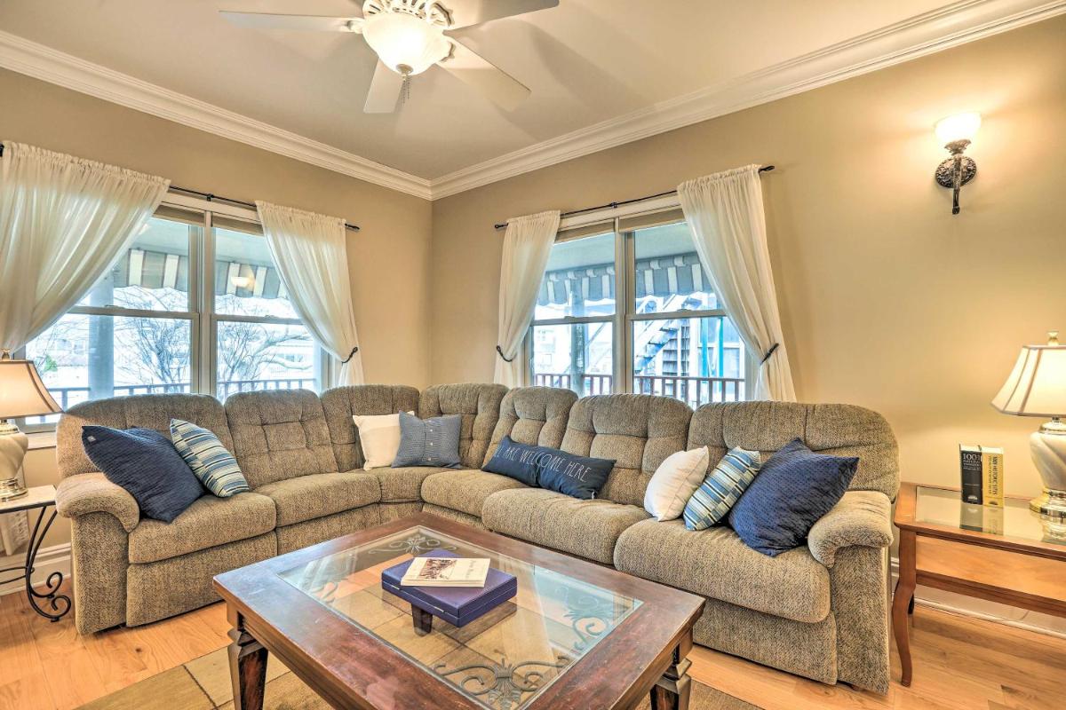 Beautiful Spacious Beach Home, Private Deck & Grill, with Beach Badges - Housity