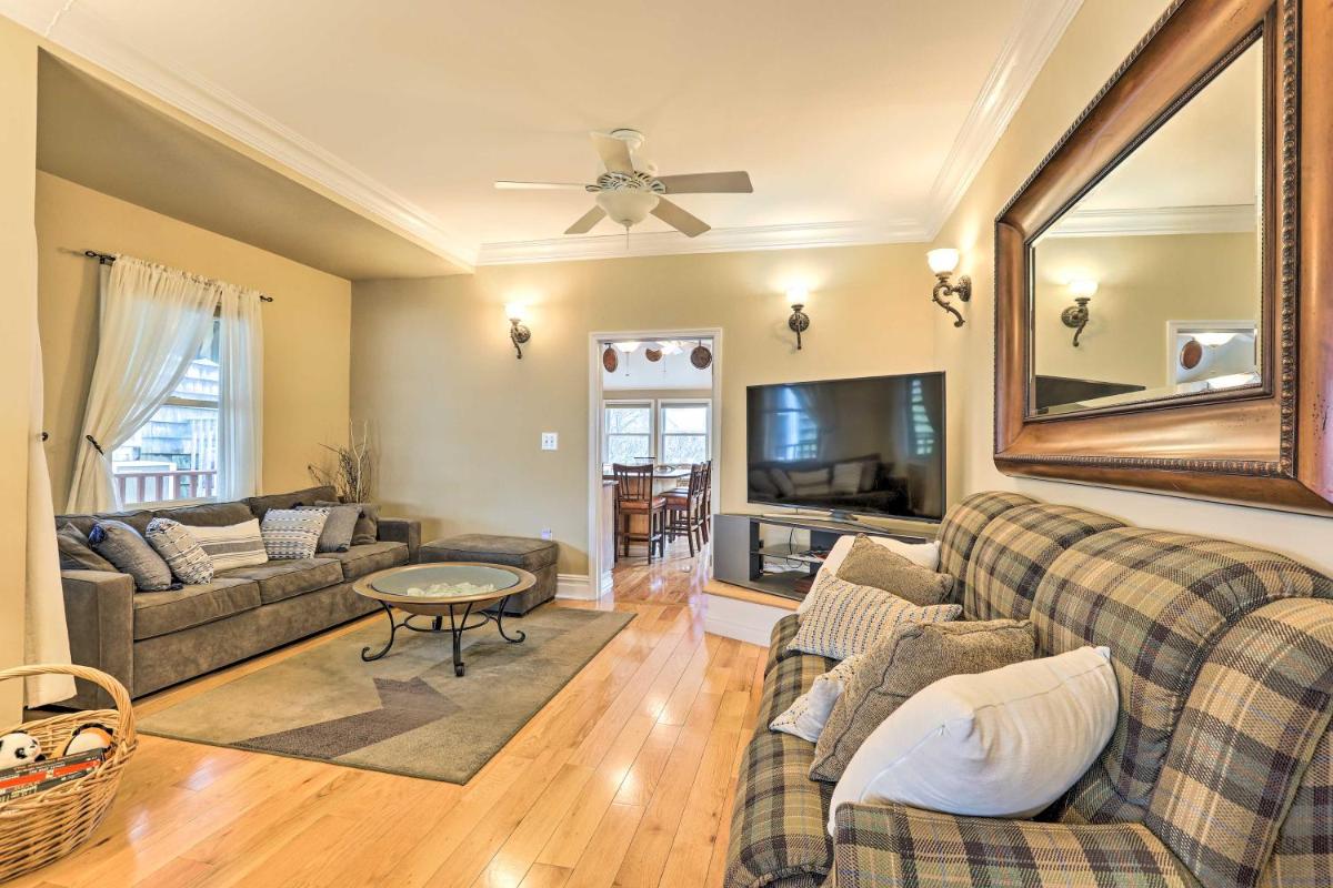 Beautiful Spacious Beach Home, Private Deck & Grill, with Beach Badges - Housity