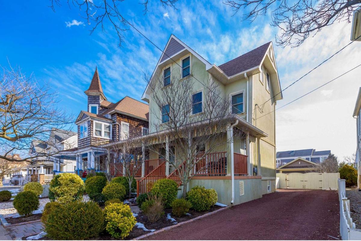 Beautiful Spacious Beach Home, Private Deck & Grill, with Beach Badges - Housity