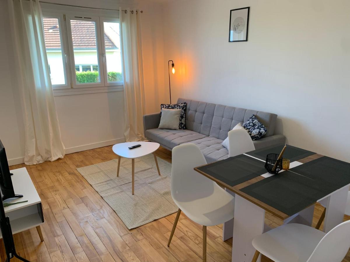 Disponible - Appartement Entier Rénové - Grand Parking gratuit, Tout équipé, Confortable, Netflix et Amazon Prime Gratuits et Illimités, Matelas Emma, Lave Linge, Vue sur la Vallée, RDC - Housity