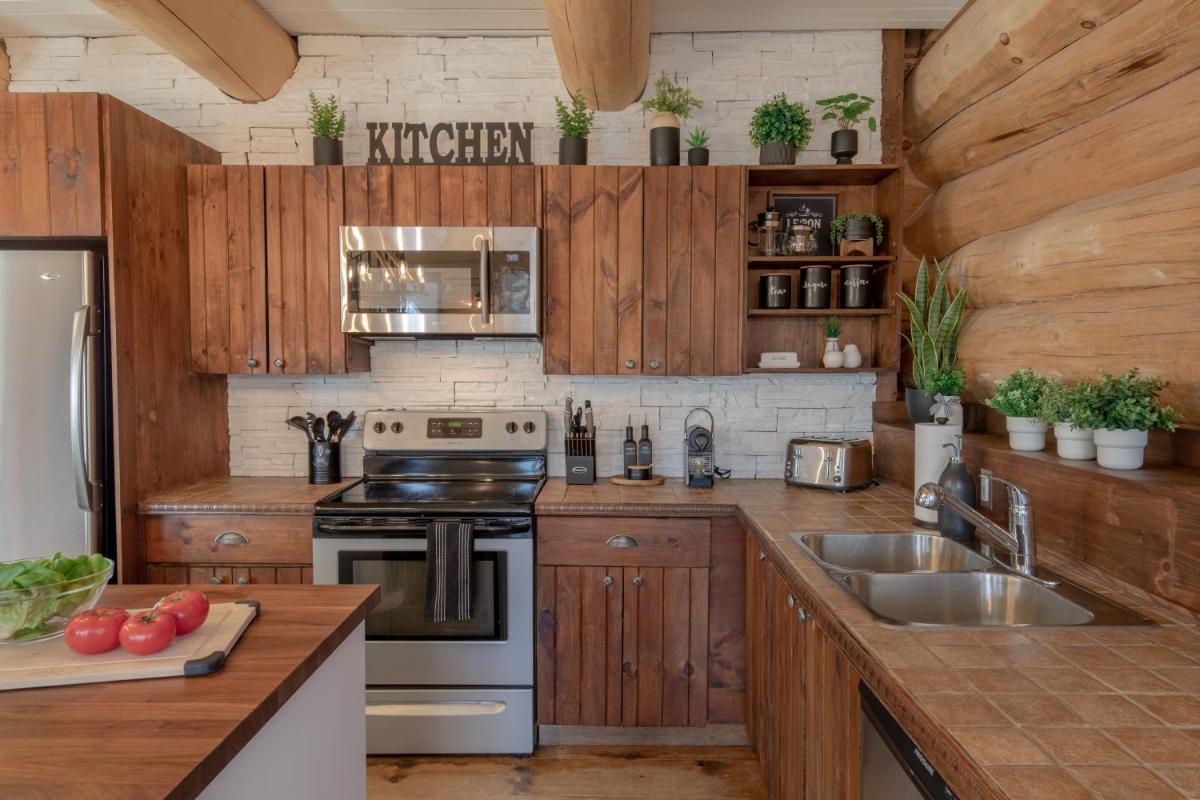 Breathtaking log house with HotTub - Winter paradise in Tremblant - Housity