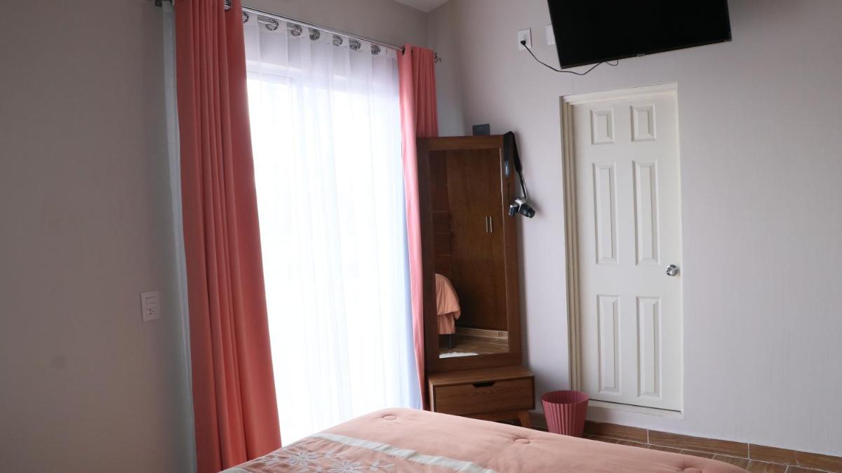 LA CASA AMARILLA, centrica, barrio local. - Housity