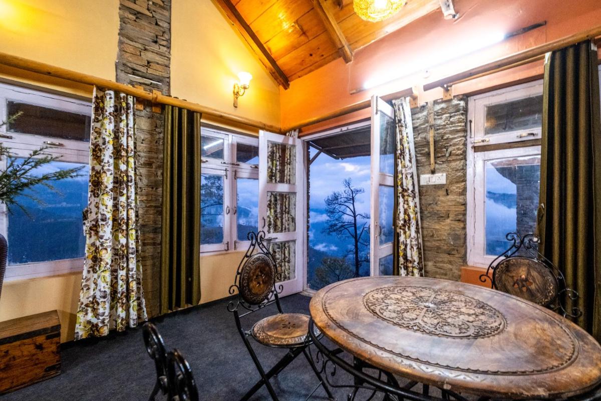 Breezy Affair, Boutique room w Binsar view by Roamhome - Housity