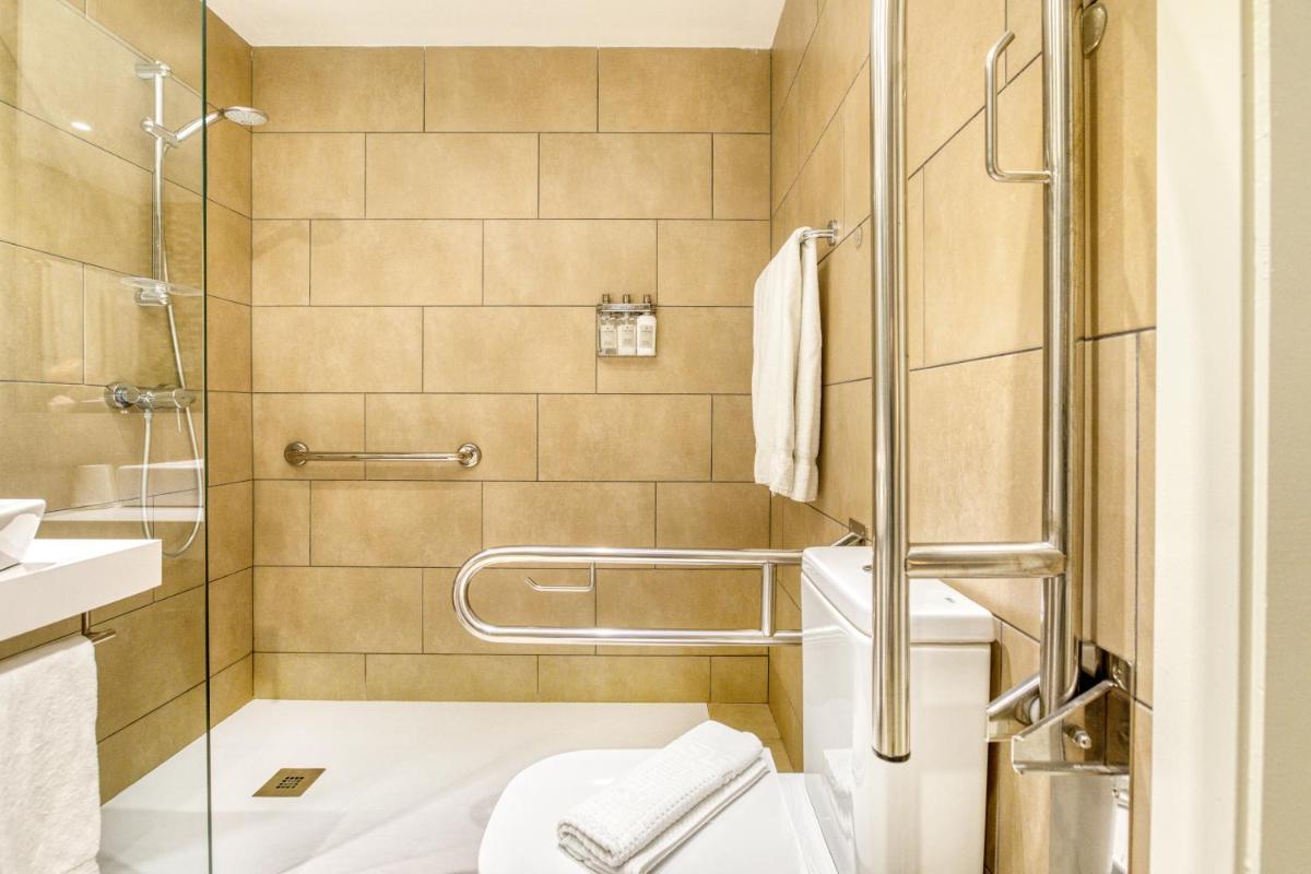 Un baño de Hotel Marina
