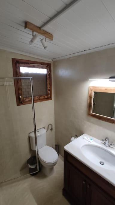 Peaceful 2 bedroom cottage by the sea and wetlands - Housity