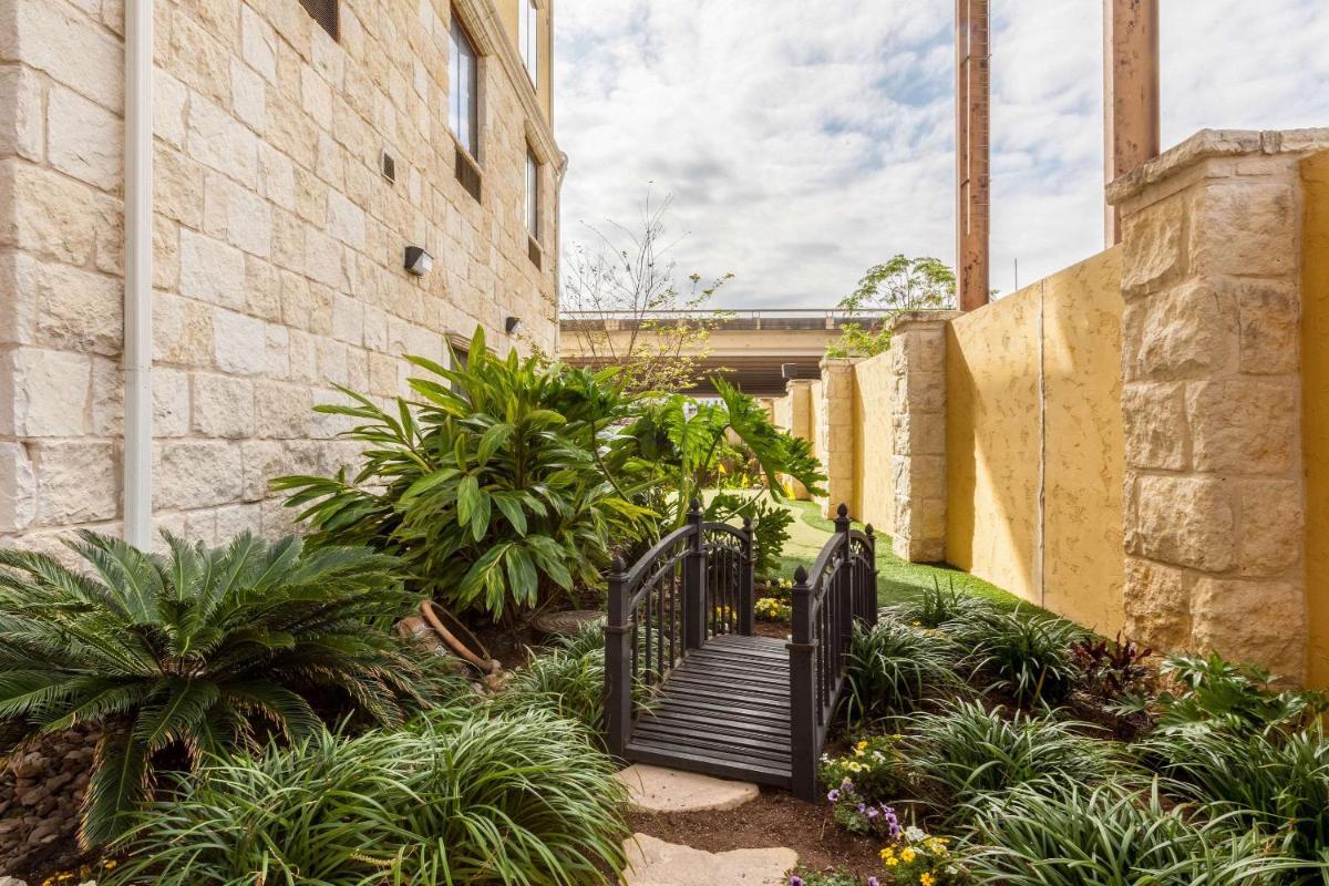 Comfort Suites Alamo-River walk - Housity