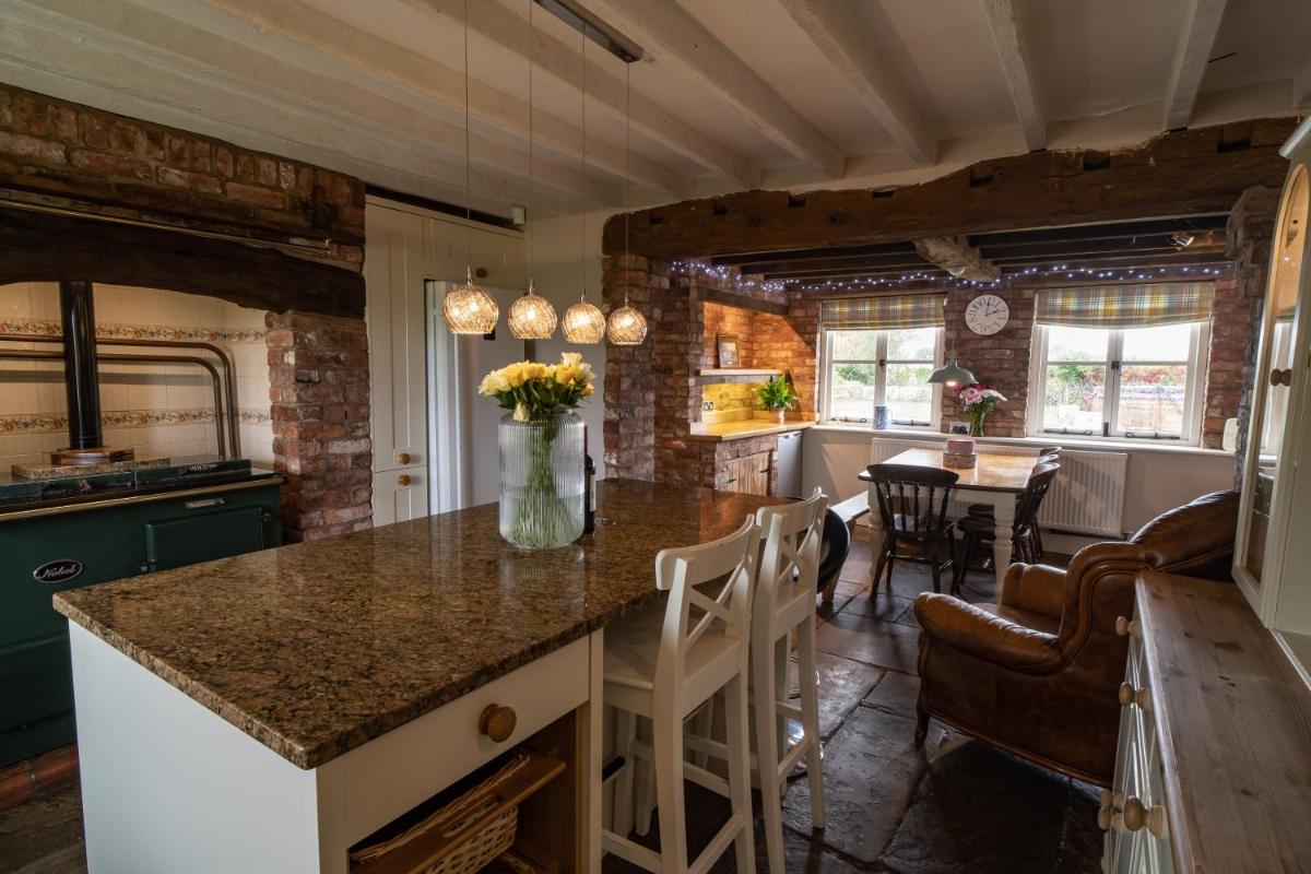 Welsh Cottage with Hot Tub - Jubilee House - Housity