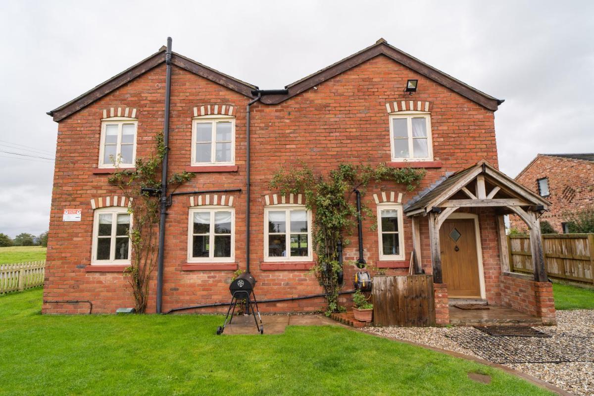 Welsh Cottage with Hot Tub - Jubilee House - Housity