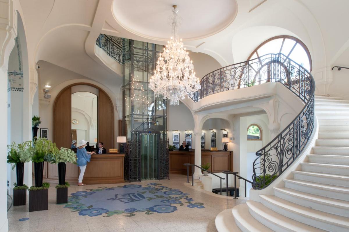 Hall ou réception de l'établissement Hôtel Royal