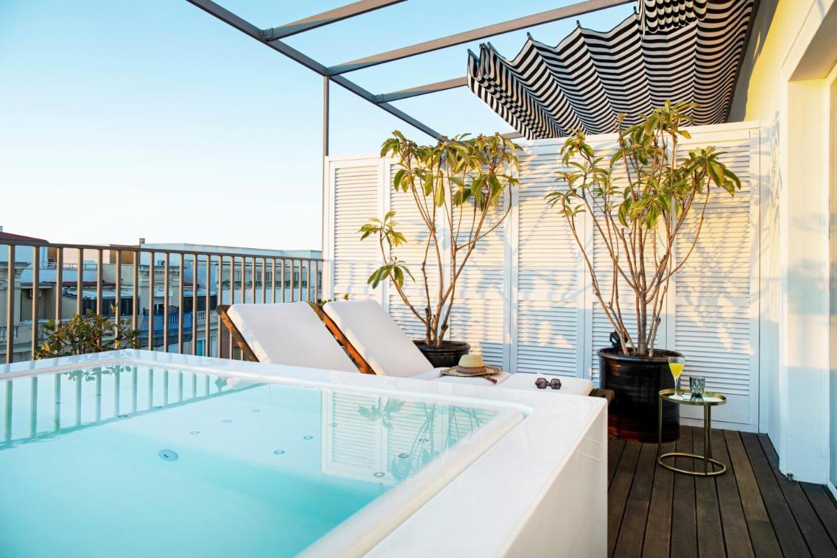 una piscina en un balcón con 2 sillas y plantas en BLESS Hotel Madrid - The Leading Hotels of the World, en Madrid