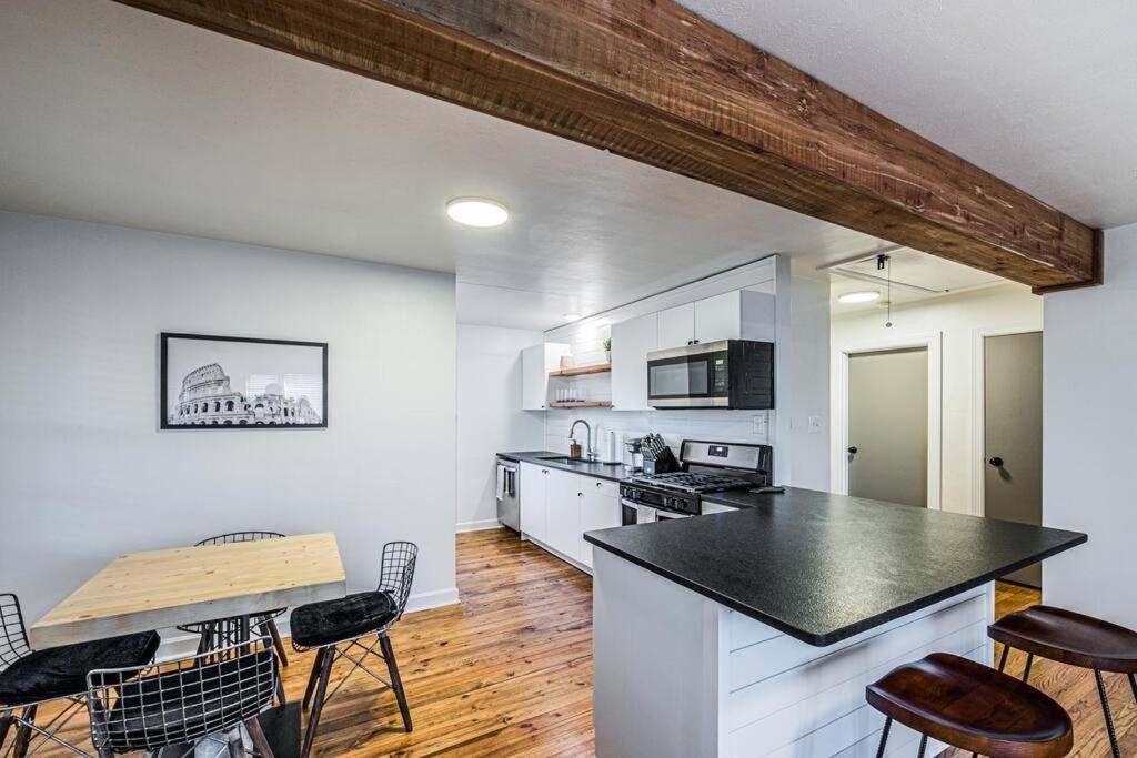 Modern Home Near Downtown and WKU - Housity