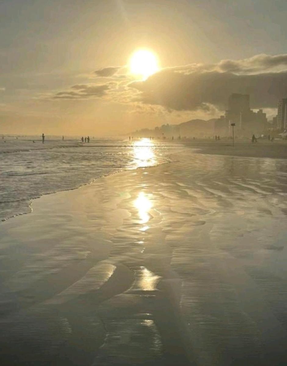 Boqueirão Praia Mar - 250 metros da praia - 2 dormitórios - 100m² - com WI FI - na avenida do comércio do Centro - Estacionamento Gratuito - Hizvo