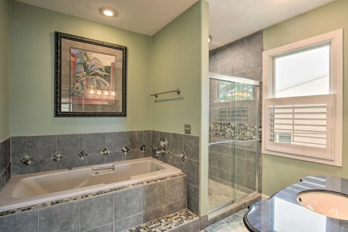 Lake Keowee Resort Condo with Balcony and Pool Access! - Housity