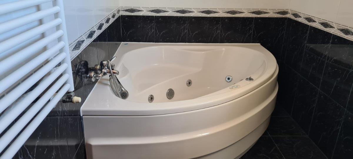 Beautiful detached villa with private pool, Fibre Wi-fi, garden, games room & BBQ - Housity