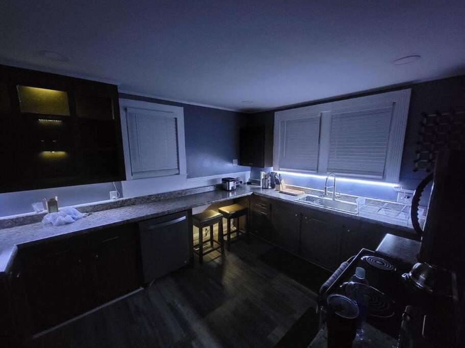 Cheerful Spacious One Bedroom Residential House - Housity