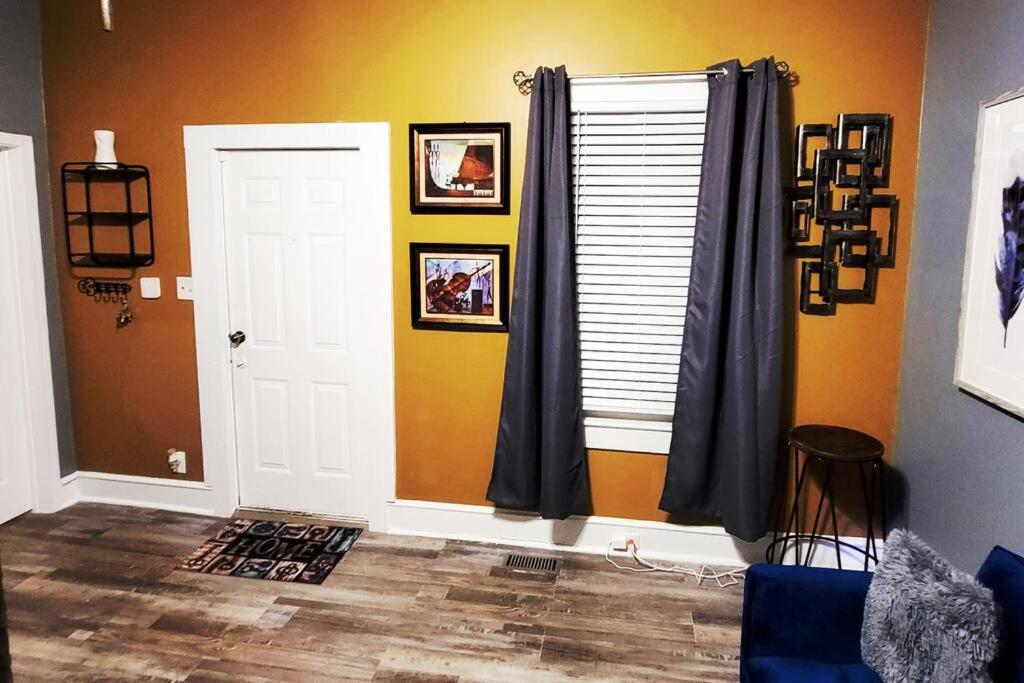 Cheerful Spacious One Bedroom Residential House - Housity