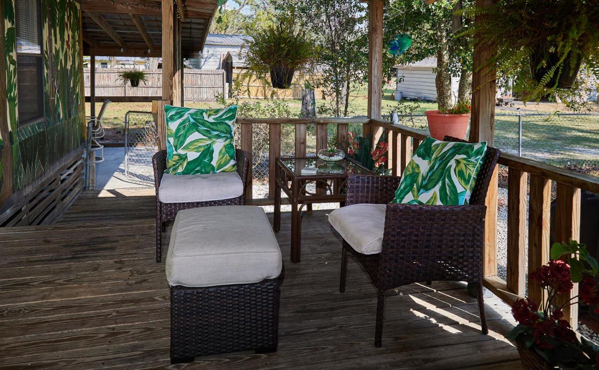 Room in BB - Pleasant Days Bb Tropical Master Suite - Housity
