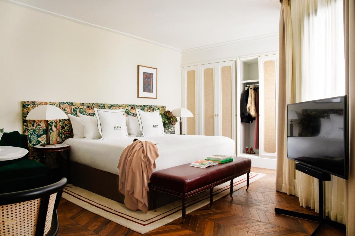 Una televisión o centro de entretenimiento en BLESS Hotel Madrid - The Leading Hotels of the World