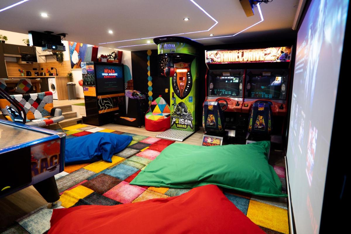Capsule Luna Park - Jacuzzi - Sauna - Jeux & Arcades - Billard - Netflix & Home cinéma - - Housity