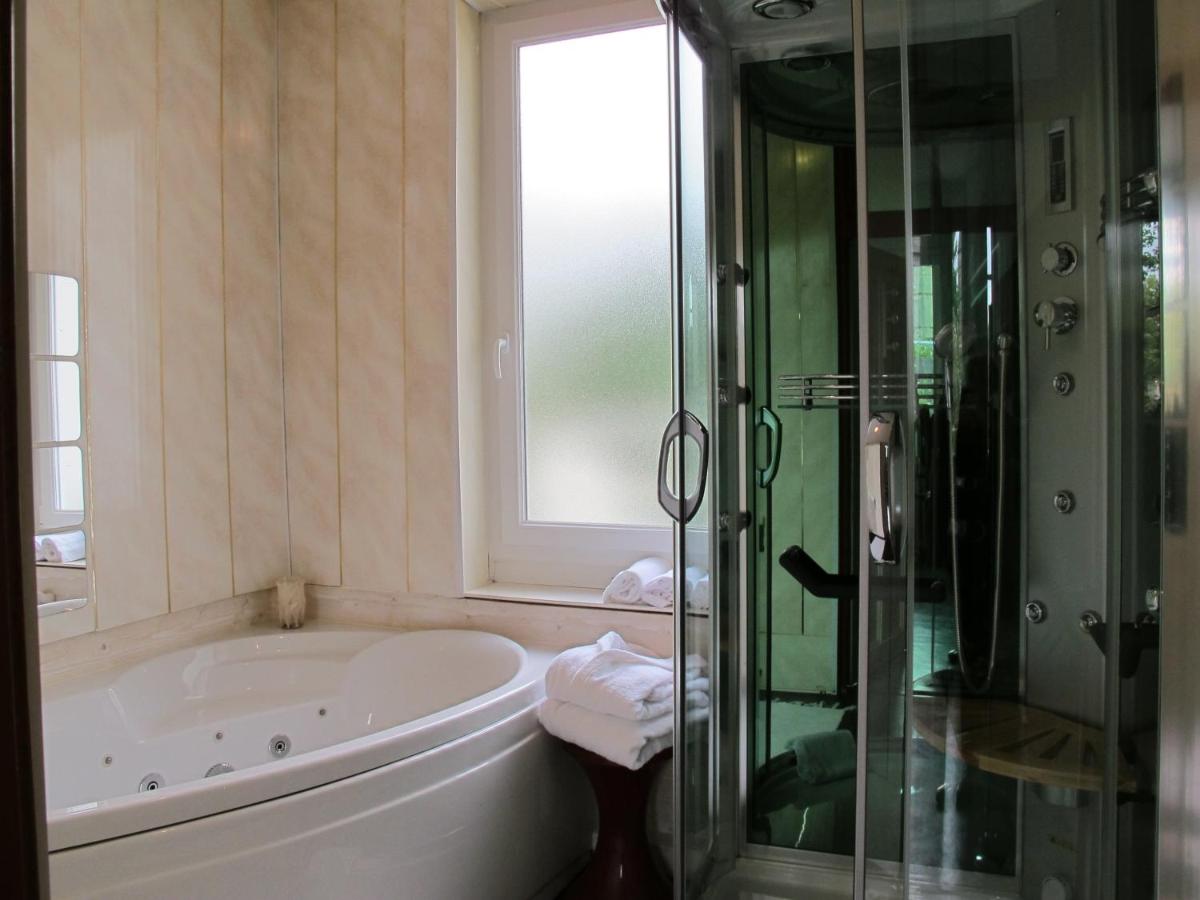 Salle de bains dans l'établissement Logis Deshors-Foujanet