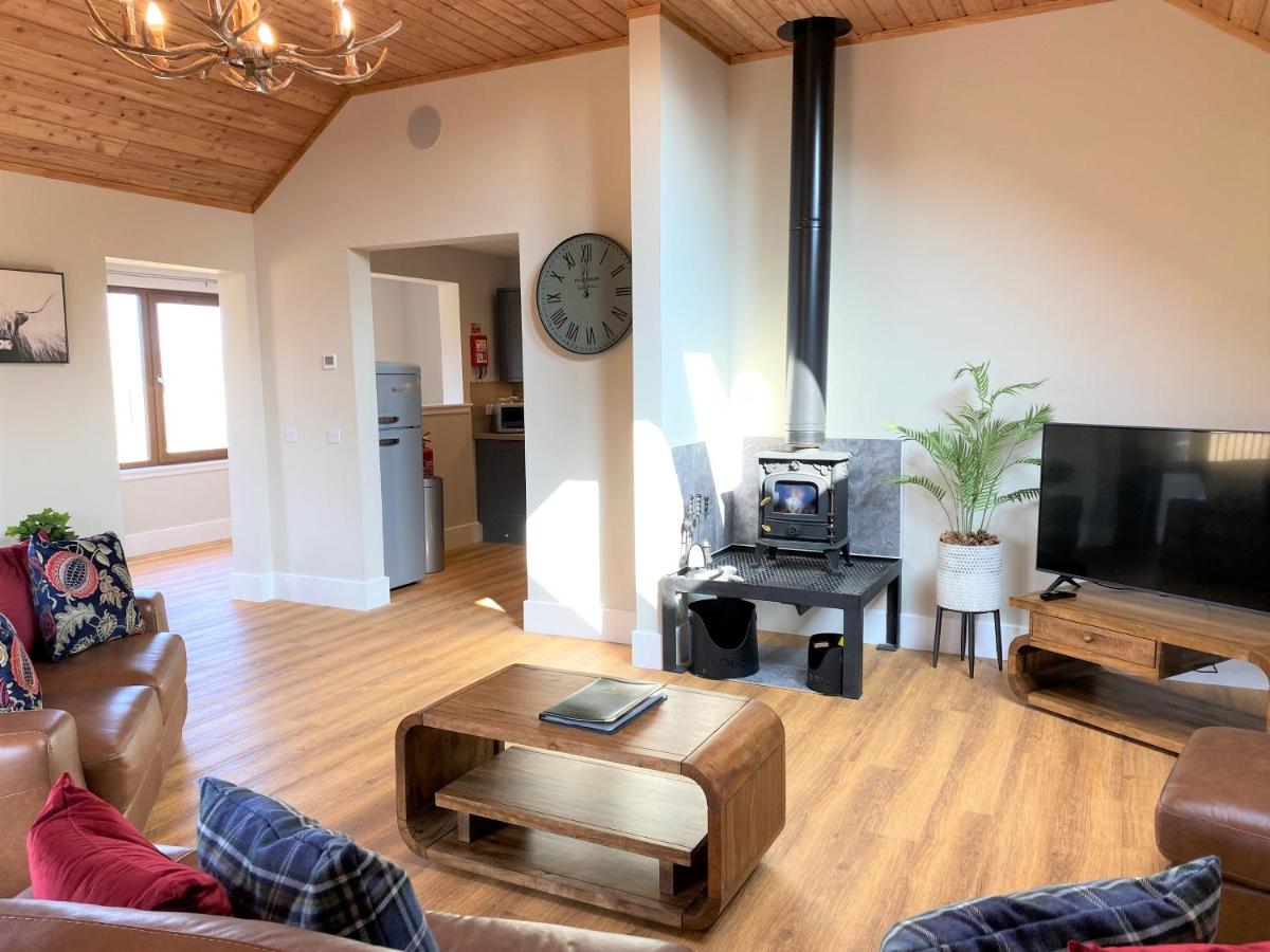 Pheasant Lodge with Hot Tub - Housity