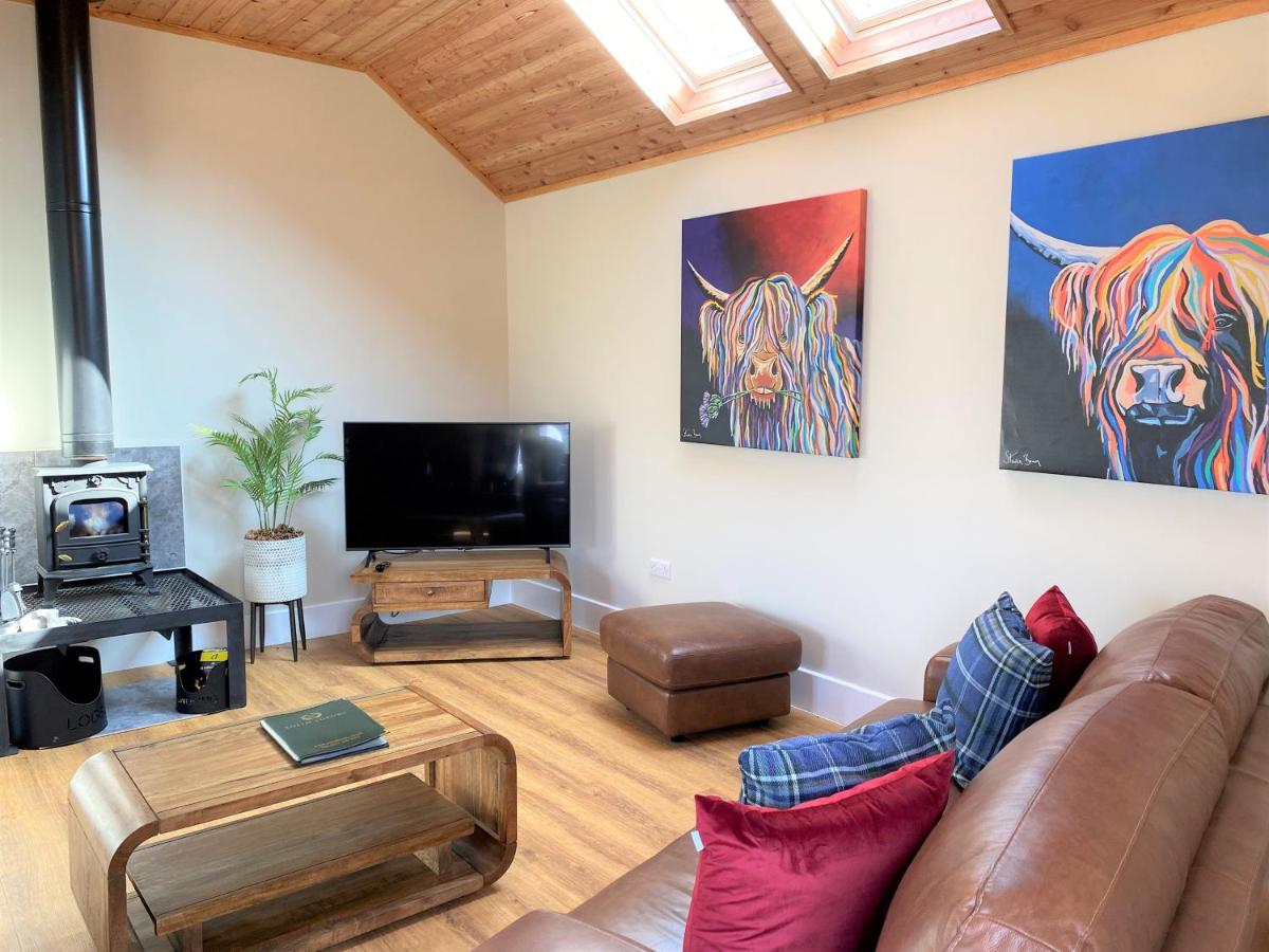 Pheasant Lodge with Hot Tub - Housity
