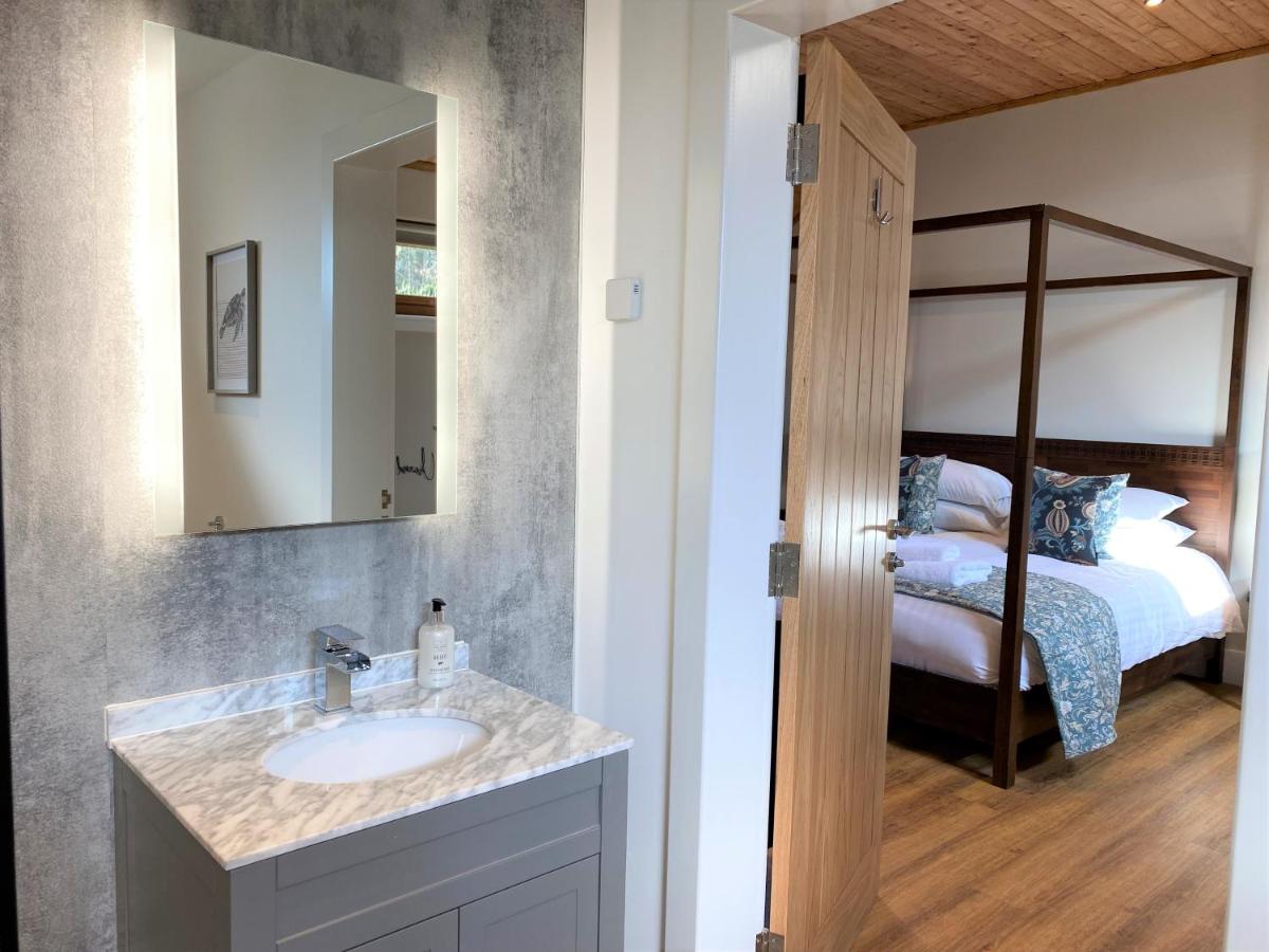 Pheasant Lodge with Hot Tub - Housity