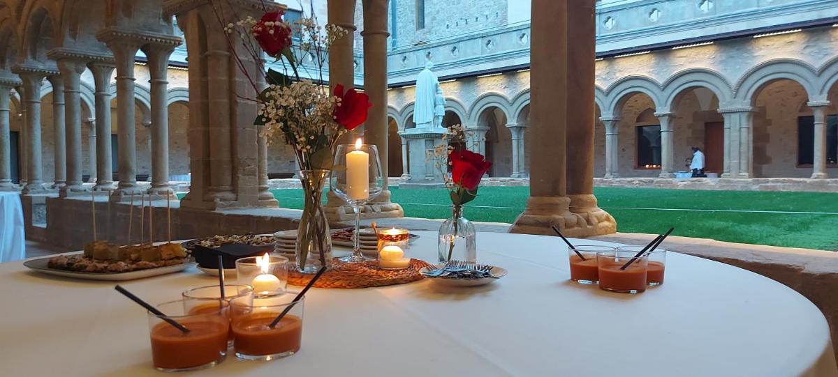 Monestir de Les Avellanes - Housity