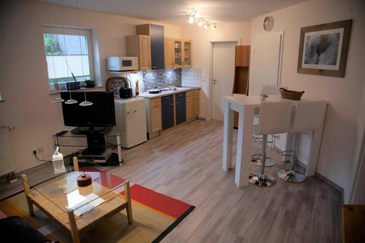 Suitetrails - Ferienwohnung Balm mit Terrasse im Garten und WLAN