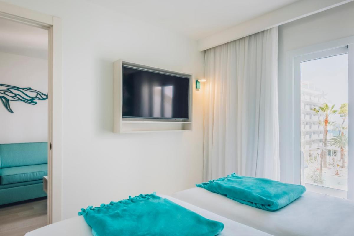 Una televisión o centro de entretenimiento en Iberostar Waves Alcudia Park
