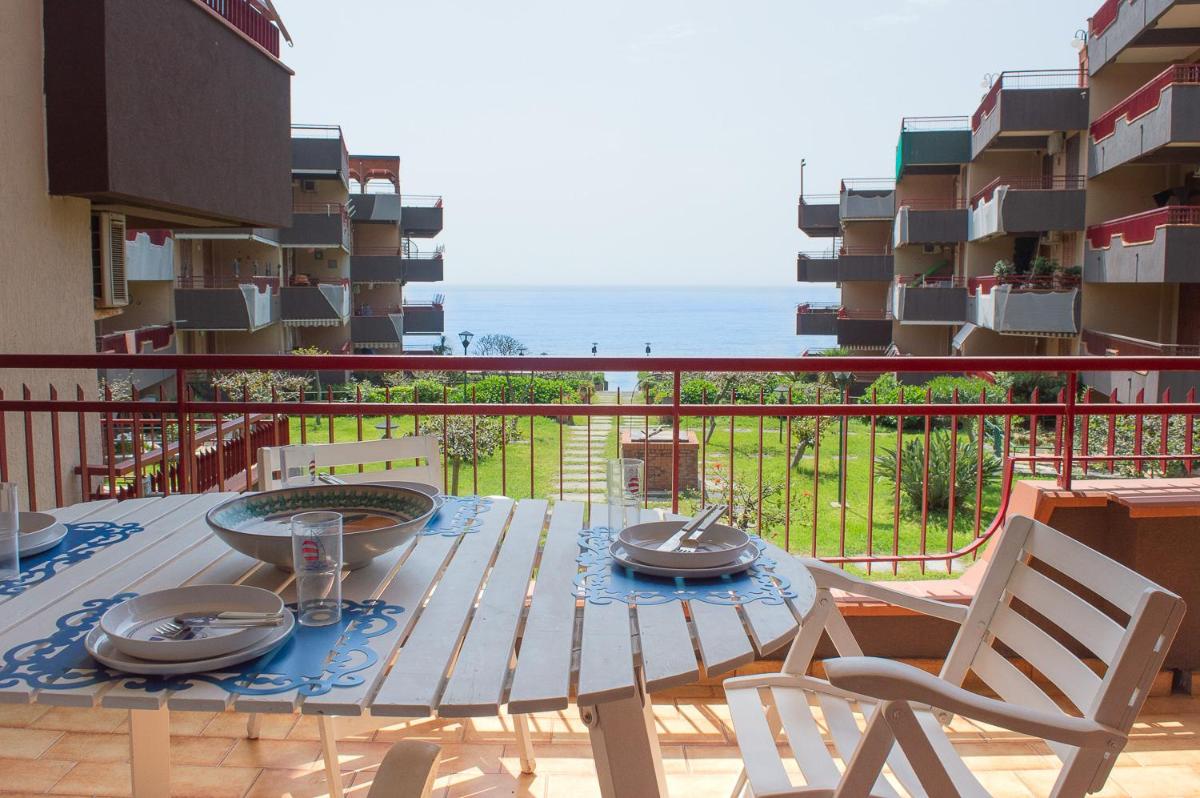 Beach House Blue Holiday - Housity