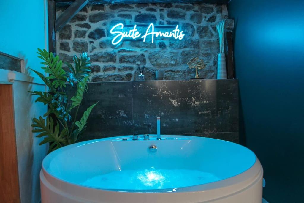 Suite Luxueuse Jacuzzi SUITE AMANTIS By Noma - Housity