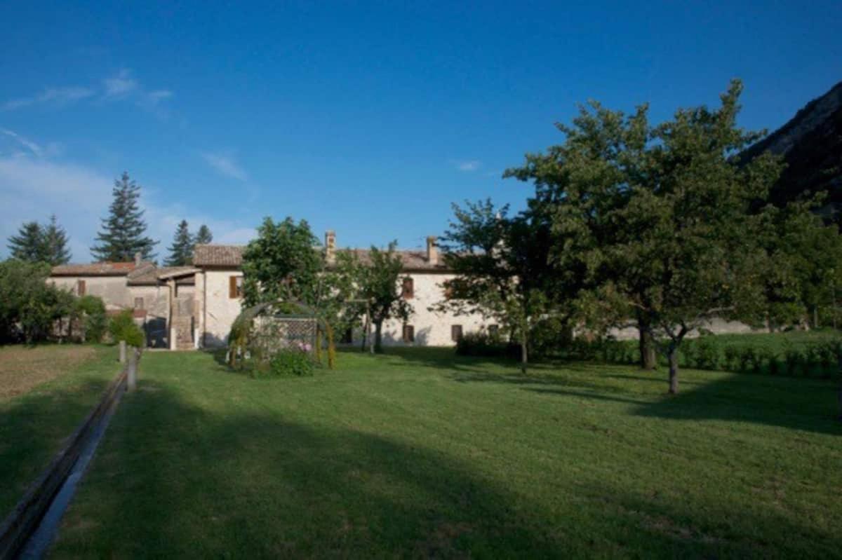 Casa ridente nella valle del Menotre con giardino - Housity