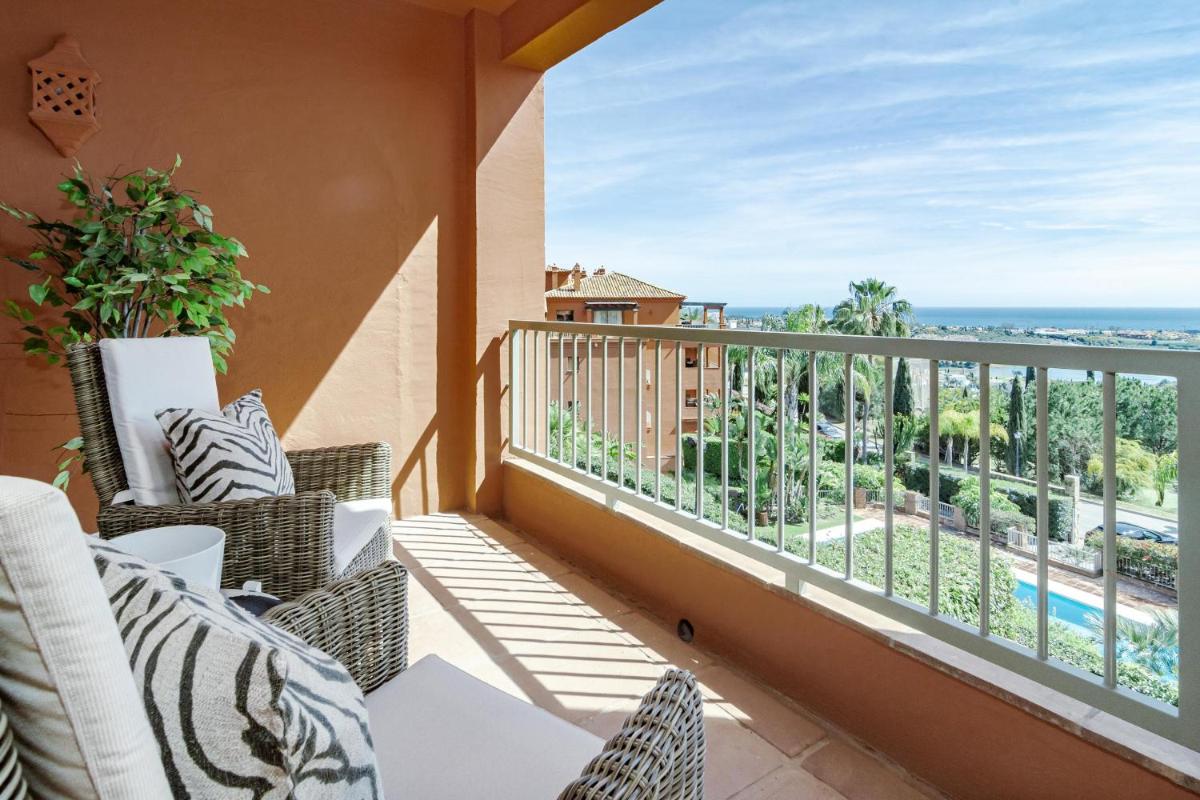 RF- Cozy 2 bedroom apartment next to golf - Housity