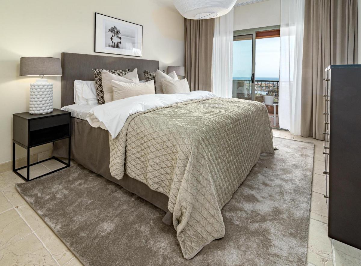 RF- Cozy 2 bedroom apartment next to golf - Housity