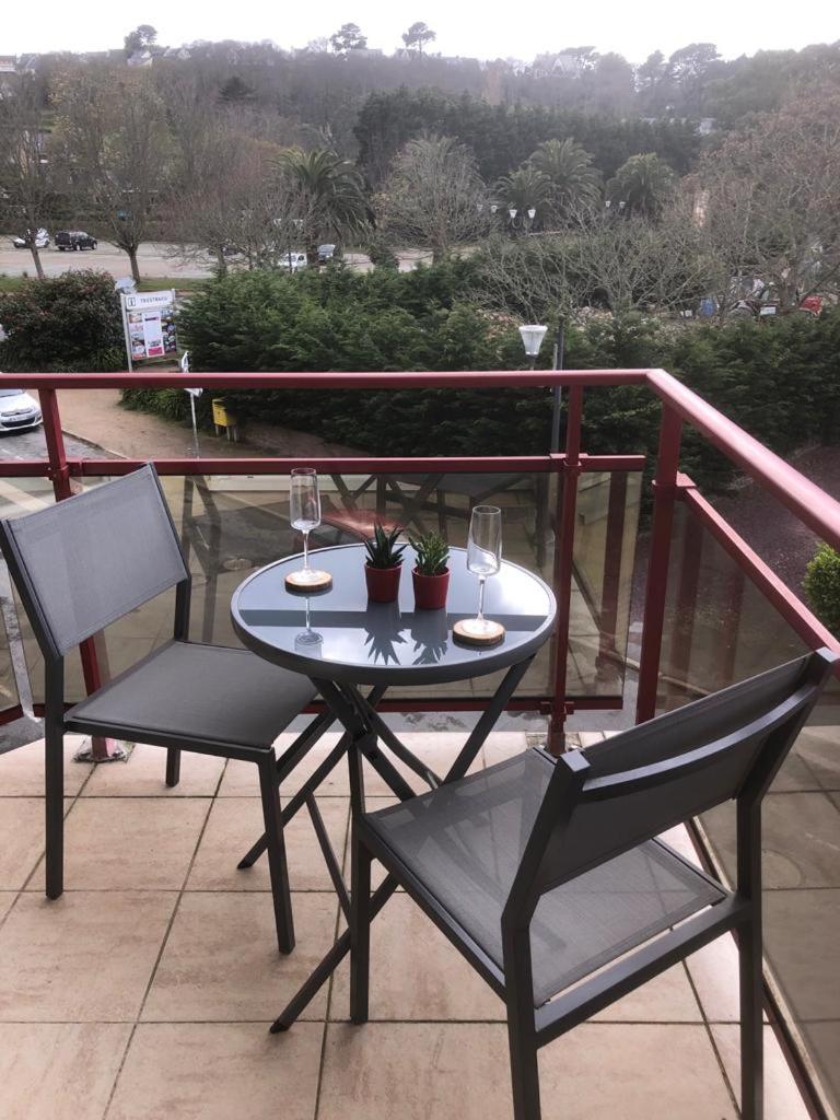 Appartement Perros-guirec petite terasse vue mer. - Housity