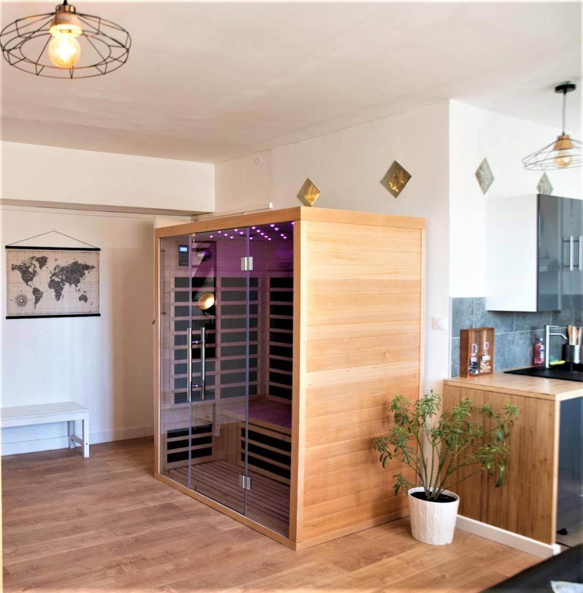 F2 avec sauna, vue d'exception place de la mairie - Housity