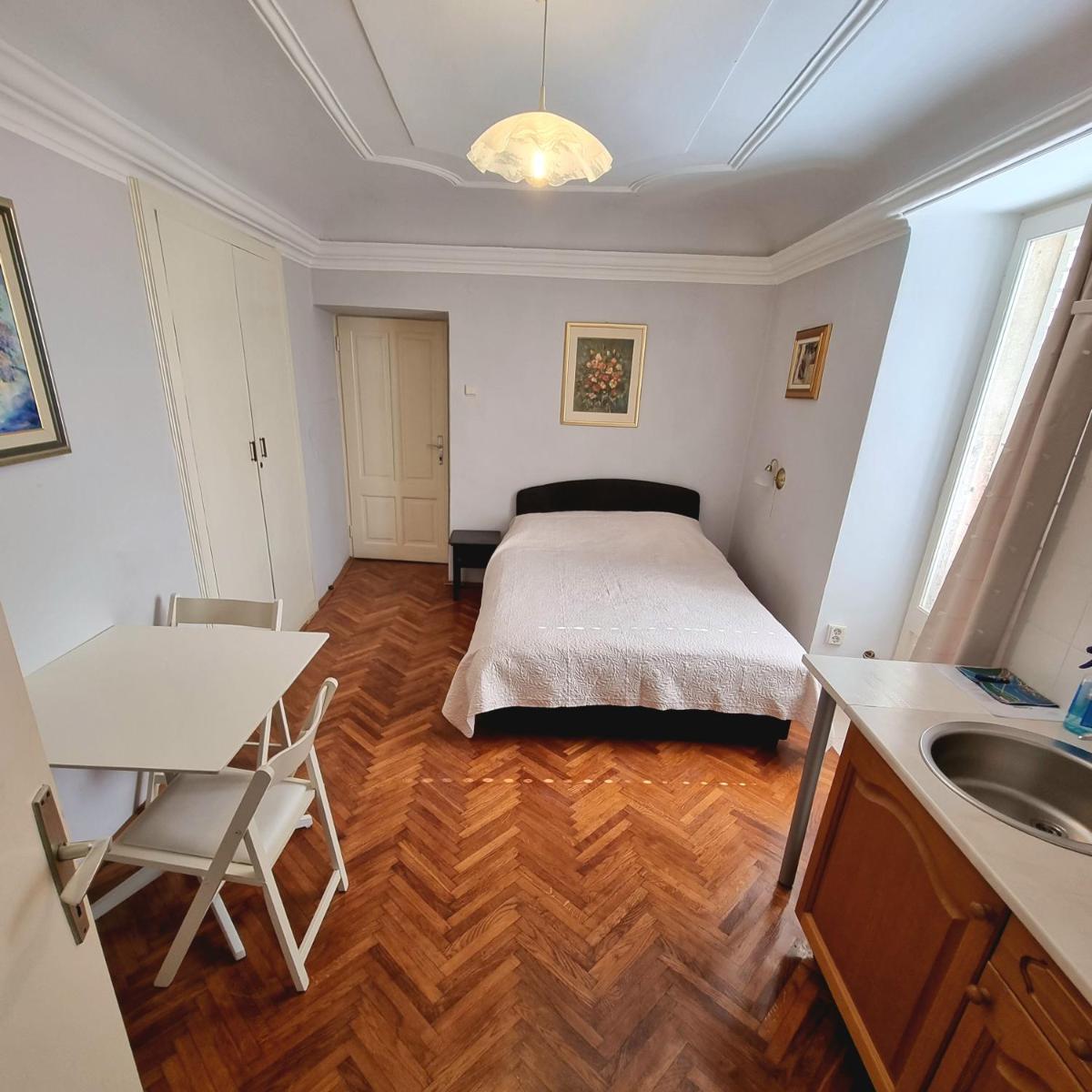Old Town Garden Room - Housity