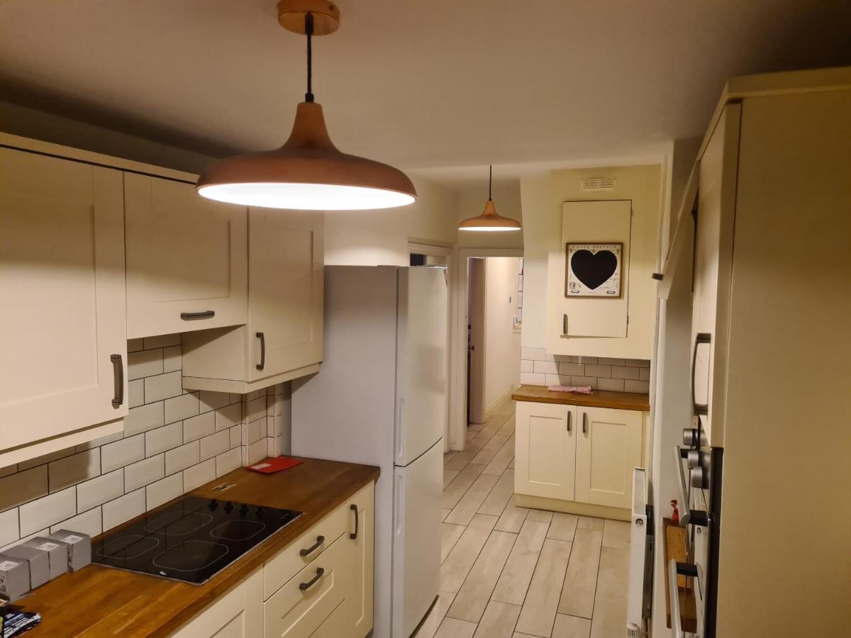 L & J ESCAPES- 4 BEDROOMs SUITABLE FOR CONTRACTORS AND FAMILIES- LARGE PRIVATE PARKING-10 MINUTES TO M6 JUNCTION 9 - Housity