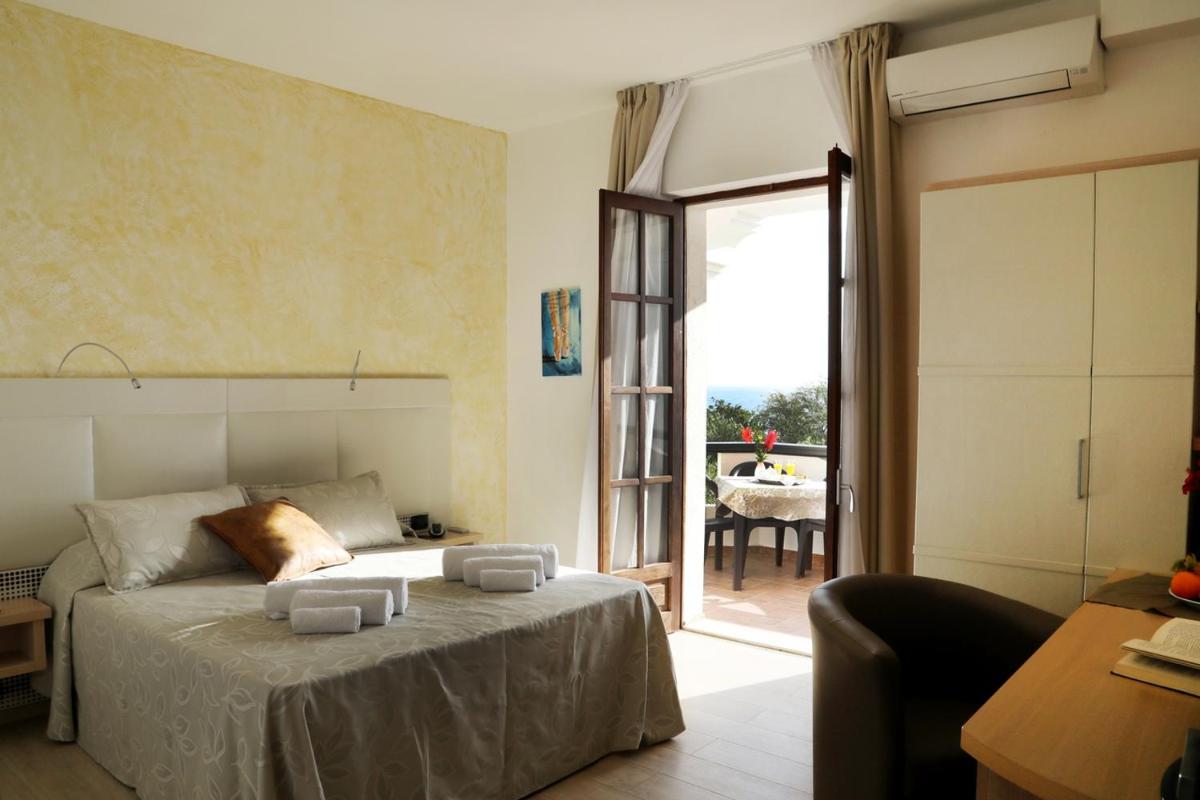 Arenas Hotel - Housity