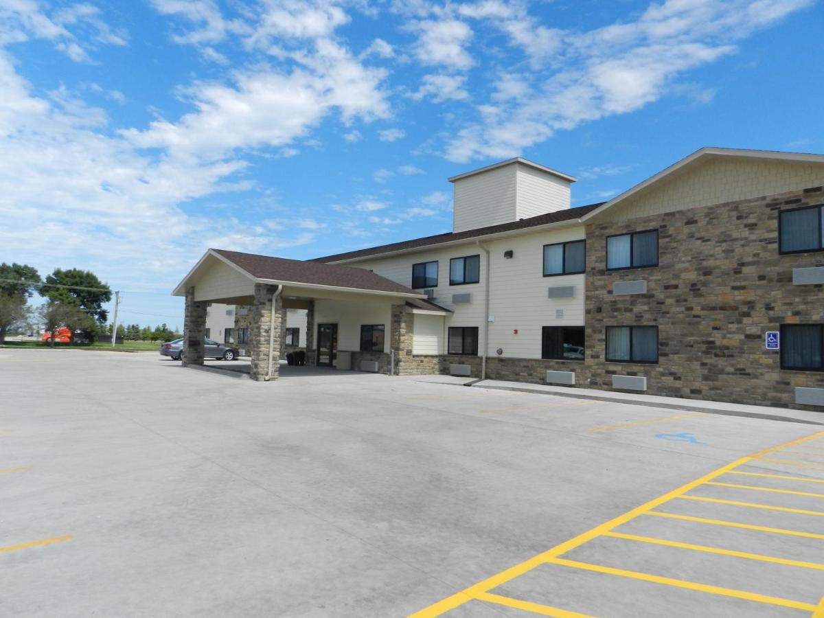 Cobblestone Inn & Suites - Fort Dodge - Housity
