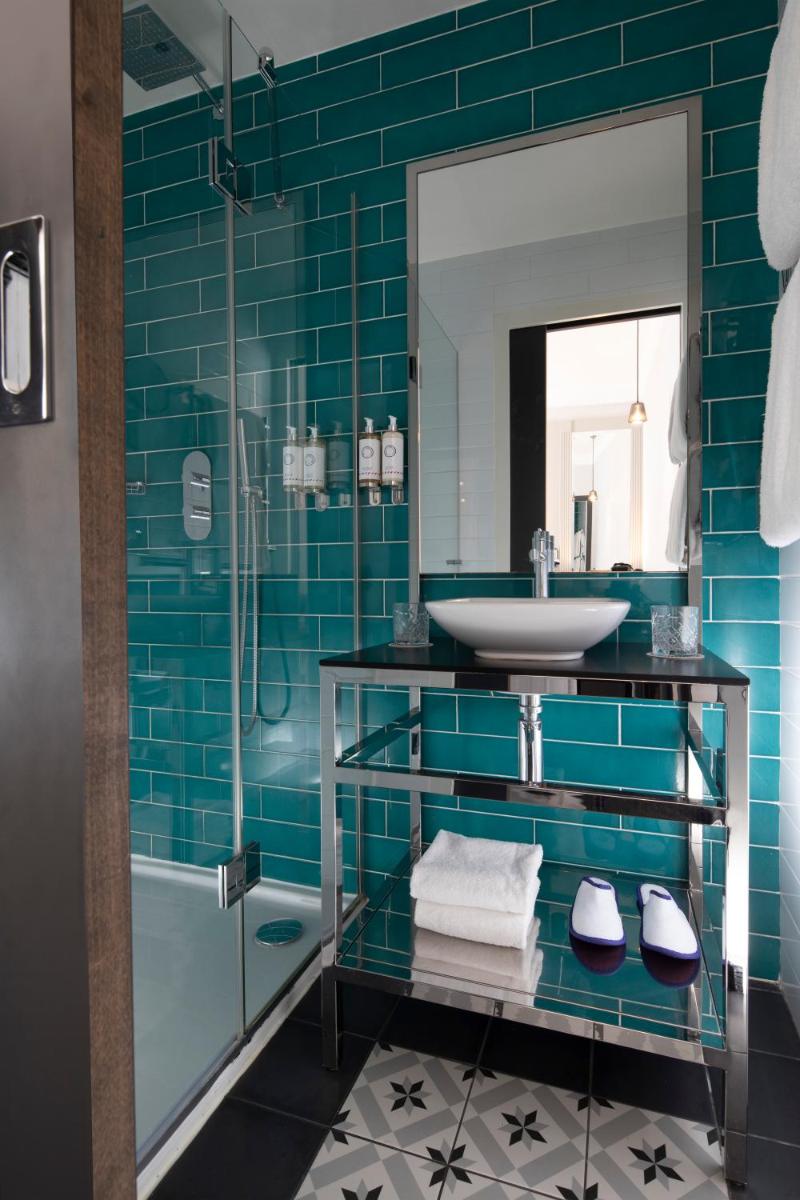 Salle de bains dans l'établissement Les Matins de Paris & Spa