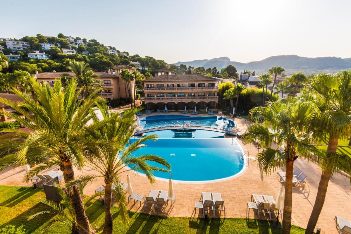 Una vista aérea de una piscina con palmeras. en Mon Port Hotel & Spa, en Puerto de Andratx 243 fotos más