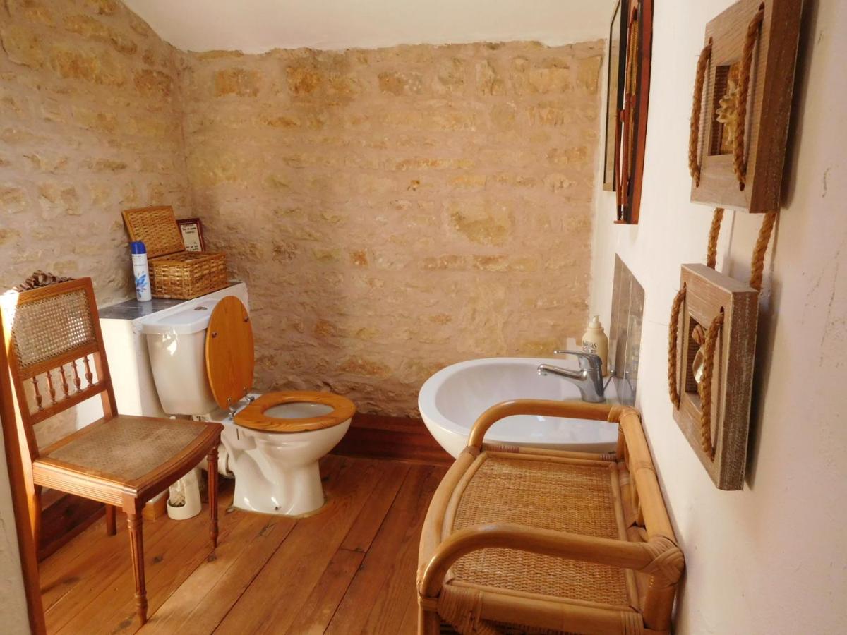 3 bedroom house for 6 people with shared pool - Housity