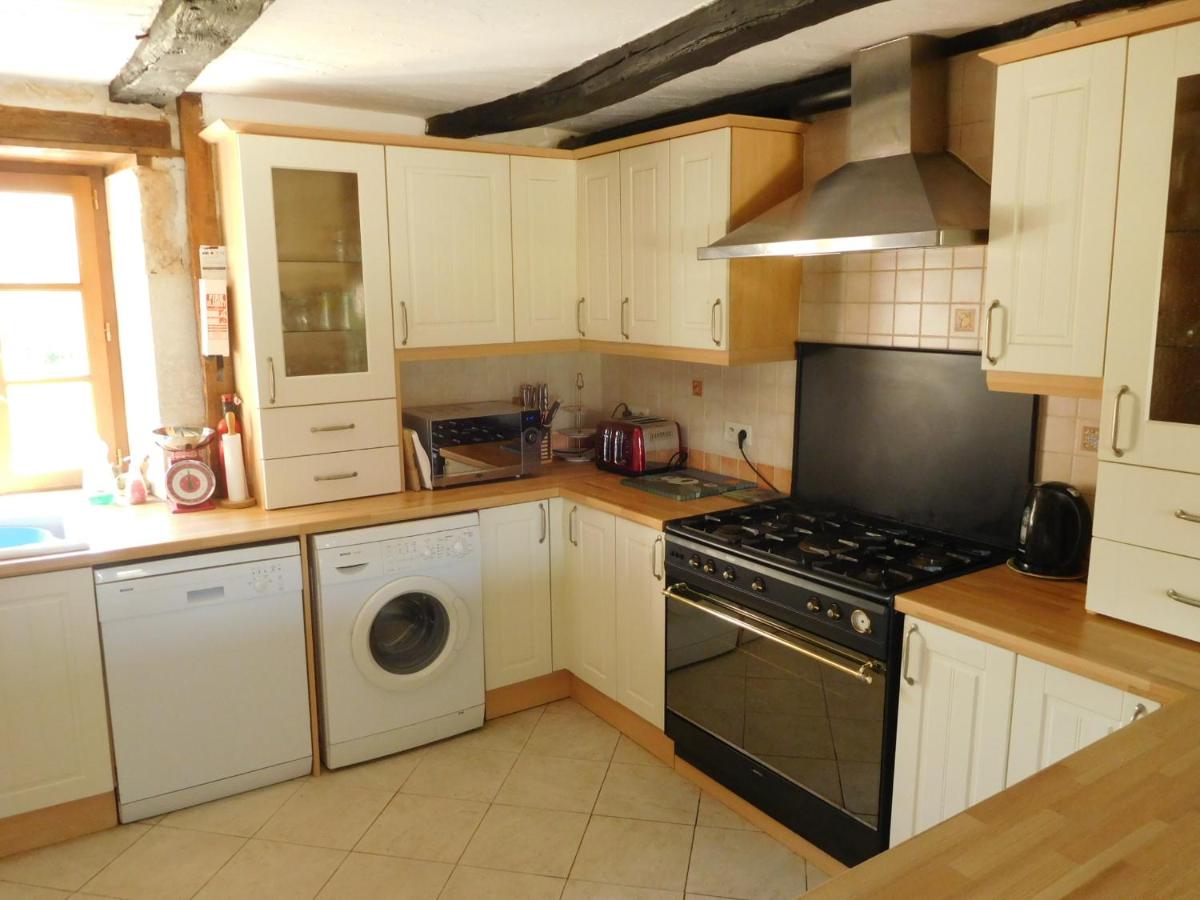 3 bedroom house for 6 people with shared pool - Housity