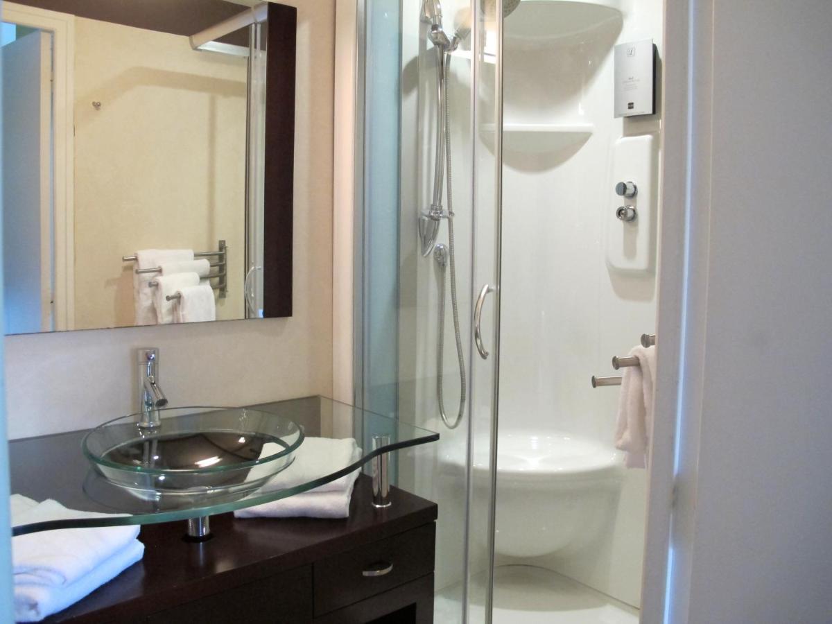 Salle de bains dans l'établissement Logis Deshors-Foujanet