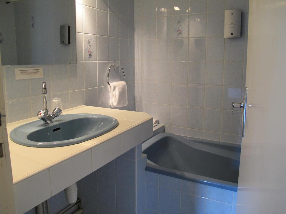 Salle de bains dans l'établissement Logis Deshors-Foujanet