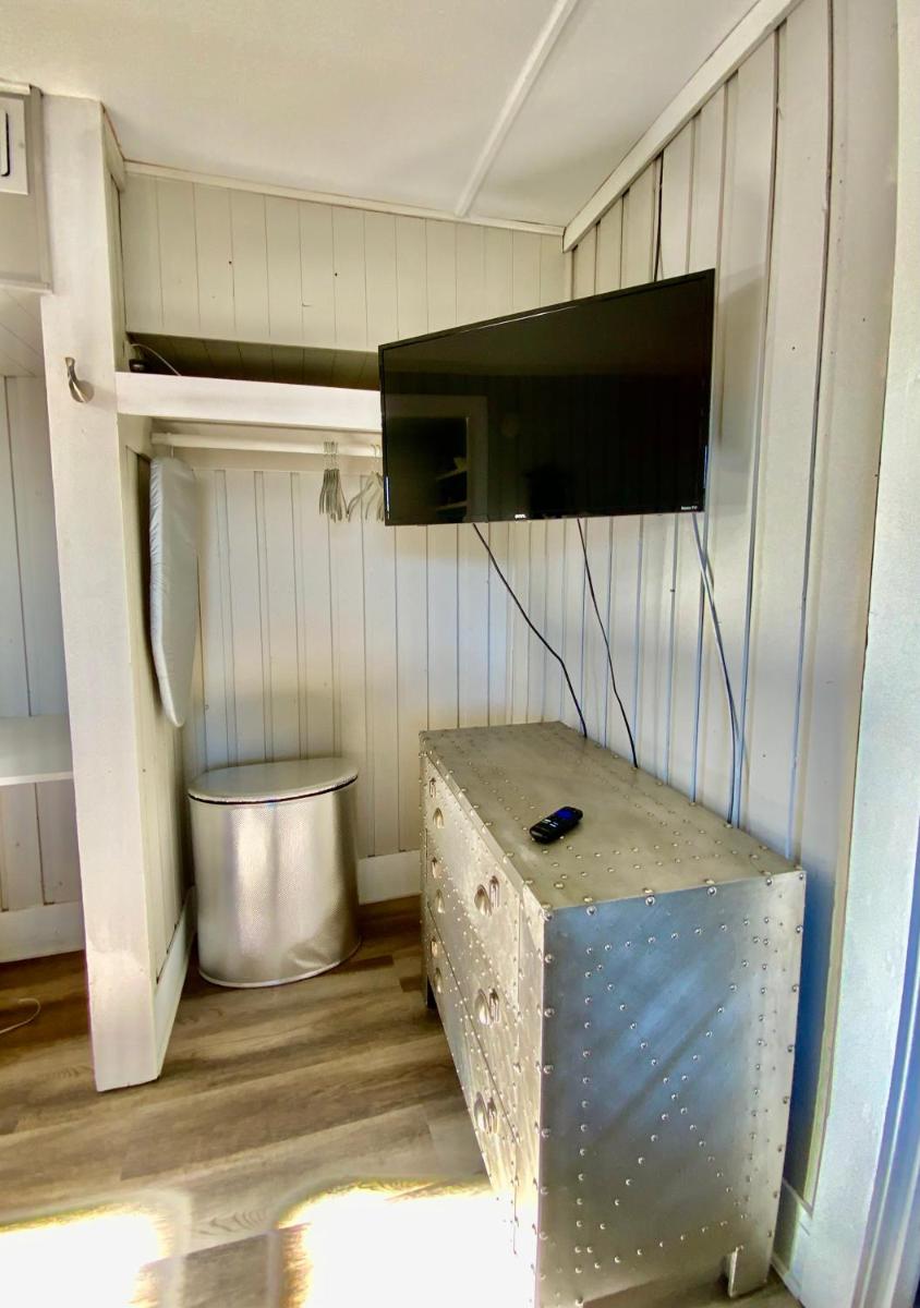 Suitetrails - Retro Lounge: Cool A-Frame 40 min to Universal