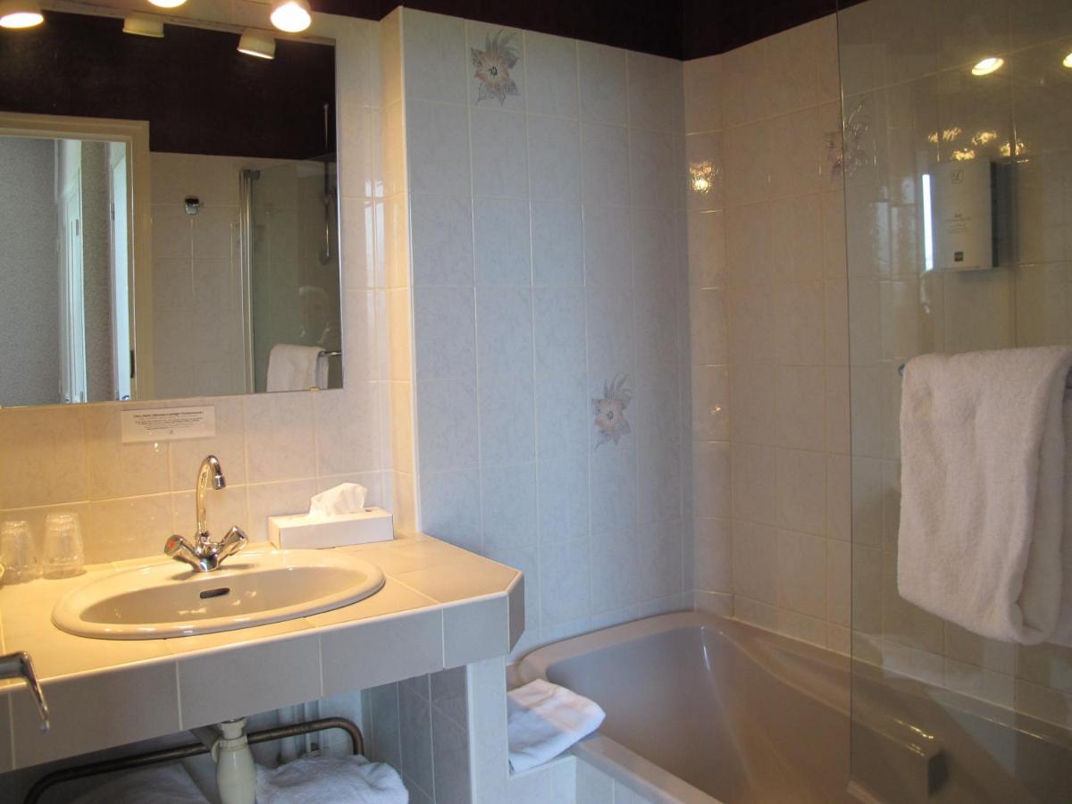 Salle de bains dans l'établissement Logis Deshors-Foujanet